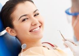 Dentysta leczy zęby