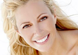 Uśmiechnięta kobieta ze zdrowymi zębami po ortodoncji