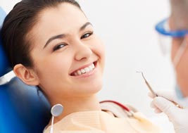 Dentysta leczy zęby
