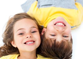 Uśmiechnięte dzieci ze zdrowymi zębami - po stomatologii dziecięcej